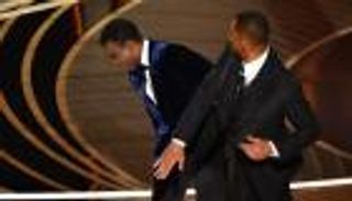 بعلامة النصر.. أول ظهور لويل سميث رفقة زوجته بعد صفعة الأوسكار (صور)