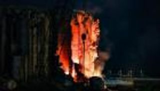 بسبب تفاعلات.. النيران تتجدد في أجزاء من مرفأ بيروت