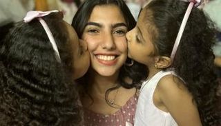 ميريتيا عماد مع 2 من أقاربها 