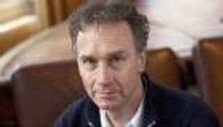 نوبة قلبية.. وفاة الكاتب البريطاني نيكولاس إيفانز عن 72 عاما