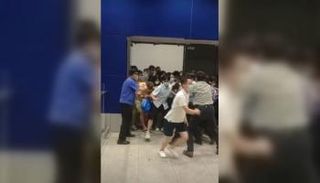 لحظة الهروب من متجر إيكيا في شنغهاي بسبب