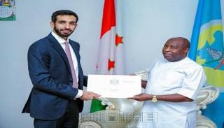 الشيخ شخبوط بن نهيان آل نهيان يسلم الرسالة لرئيس بوروندي