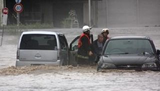 إنقاذ شخص مسن حاصرته الأمطار