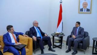 جانب من لقاء وزير الخارجية اليمني والمبعوث الأمريكي