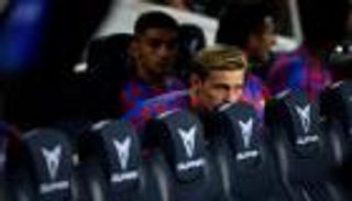 انتقدت طريقة معاملته.. رسالة إنجليزية تحرض دي يونج ضد برشلونة