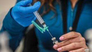 طبيبة في معمل - أرشيفية