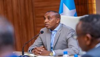 رئيس الوزراء حمزة عبدي بري خلال ترؤس الاجتماع