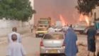 مصرع أم وابنتها في حرائق بالجزائر.. السكان يفرون من منازلهم