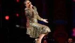 شيرين عبدالوهاب تنشر صورة مع "أجدع راجل في مصر"