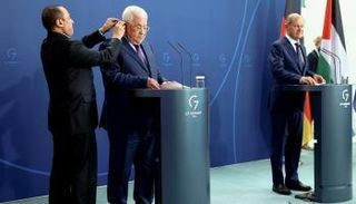 جانب من المؤتمر الصحفي المشترك بين شولتز وعباس- رويترز