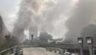 حريق ضخم في جسر للسكك الحديدية يعطل قطارات لندن