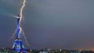 فرنسا تستعد لسلسلة من العواصف الرعدية الشديدة