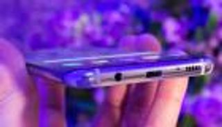 خطوات بسيطة لتنظيف منفذ وصلة الـ USB-C  بهاتفك