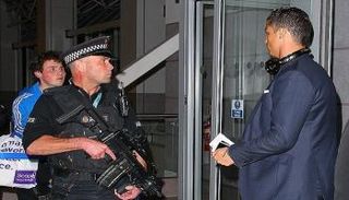 كريستيانو رونالدو برفقة أحد رجال الشرطة - أرشيفية