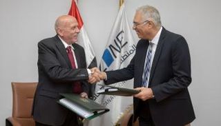 جانب من توقيع الاتفاق 