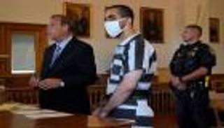 "جلسة سرية".. المتهم بطعن سلمان رشدي يمثل أمام المحكمة