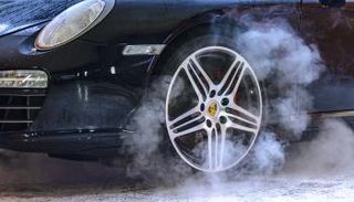 4 خطوات "ذهبية" عليك القيام بها عند تعطل الفرامل أثناء القيادة