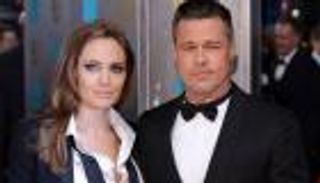 أنجلينا جولي وبراد بيت.. تفاصيل "معركة" على متن طائرة خاصة