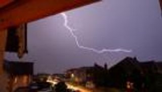 الاستحمام وغسل الأطباق.. مخاطر كارثية عند حدوث عاصفة رعدية