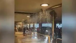 الأمطار تنهمر من سقف مطار جنيف