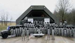 صورة متداولة لجنود أمريكيين يحملون سلاحا نوويا وهميا - أرشيفية