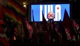 لولا داسيلفا على شاشة يتابعها أنصاره