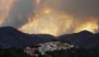 الأمطار "تخذل" رجال الإطفاء في إسبانيا