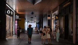 أحد شوارع الصين بعد تخفيض الإضاءة