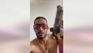 محمد رمضان يظهر عاريا بسلاح: "تضربني بصوت بحي نرد" (فيديو)