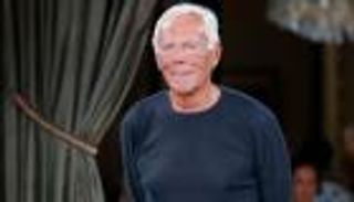 حرائق الغابات تحاصر منزل جورجيو أرماني.. فر في قارب