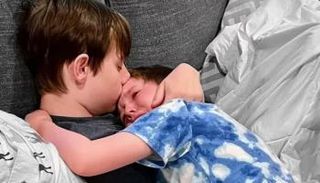 الطفل إيان يواسي شقيقه بيتر قبل الرحيل