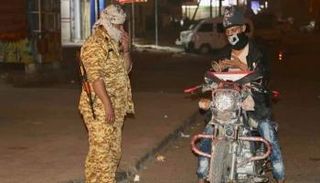 مسلح إخواني بالبزة العسكرية يفتش المارة في مدينة مأرب