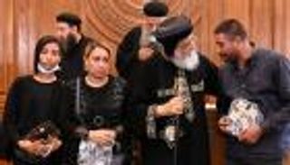 البابا تواضروس يستقبل أسر ضحايا حريق إمبابة.. آلام لا تنتهي (صور)