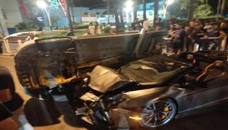 سيارة ابن الملياردير المغربي في موقع الحادث