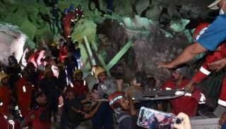 جانب من عمليات إنقاذ عالقين من تحت ركام مزار ديني بالعراق