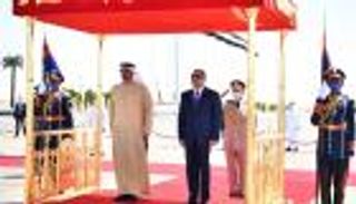 بالصور.. رئيس الإمارات يصل إلى مدينة العلمين ويلتقي الرئيس المصري