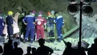 جهود مضنية لإنقاذ باقي العالقين