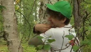 أحد المتسابقين في بطولة عناق الأشجار