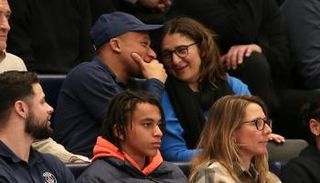 كيليان مبابي نجم باريس سان جيرمان ووالدته