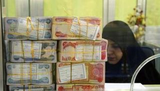 عملات نقدية من فئات مختلفة عند أحد المصارف العراقية