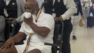 مايك تايسون على كرسي متحرك