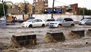 مياه الأمطار والسيول تغمر شوارع اليمن