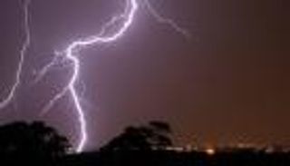 صاعقة رعدية تقتل شابا وتصيب اثنين في جازان بالسعودية