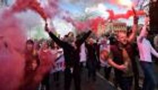 الدوري الإنجليزي.. جماهير مانشستر يونايتد تهاجم حافلة ليفربول "فيديو"