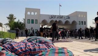 جانب من نصب المعتمين خيامهم أمام مجلس القضاء الأعلى