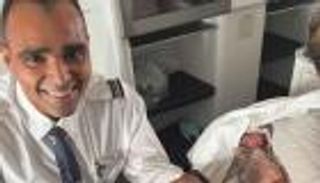 فاجأتها آلام الولادة على متن طائرة.. أم تضع طفلها "فوق السحاب"