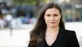 بعد براءة المخدرات.. رئيسة وزراء فنلندا تعتذر عن "قبلة فتاتين"