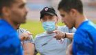 "بطل على الأريكة".. كيف تفاعلت صحف البرتغال مع تتويج الزمالك؟