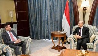 جانب من لقاء العليمي والسفير الأمريكي لدى اليمن
