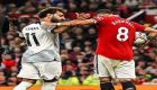 مانشستر يونايتد وليفربول.. لماذا اشتبك محمد صلاح مع فيرنانديز؟ (صور)